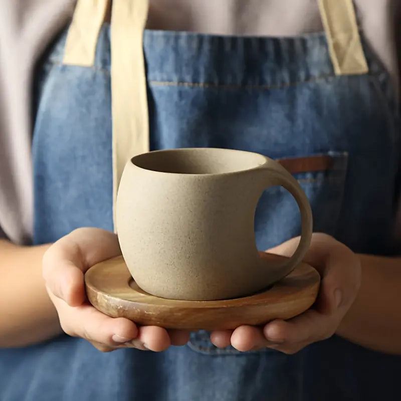 ClayHaven - 陶器のコーヒーカップと木製ソーサー
