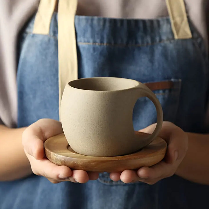 ClayHaven - 陶器のコーヒーカップと木製ソーサー