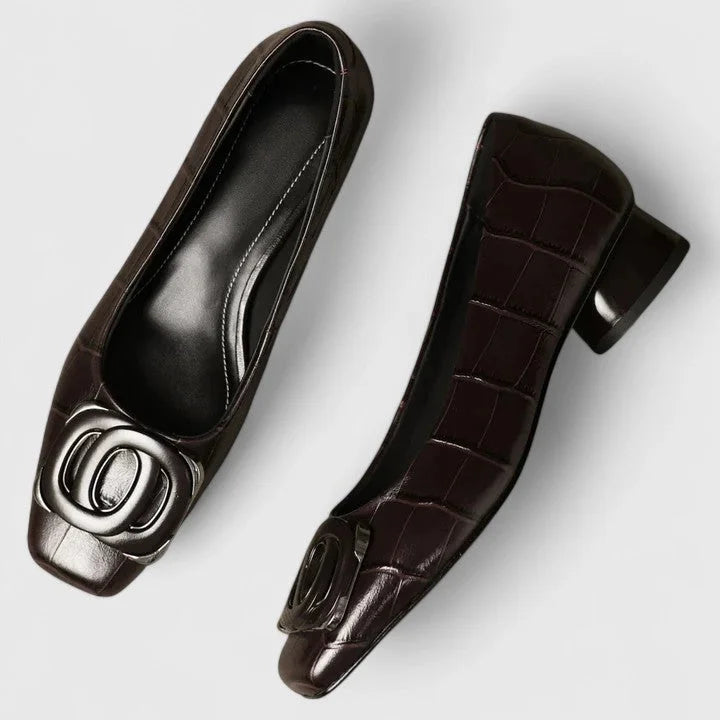 Antia - エレガントなスクエアトゥのバックルフラットシューズ（ローヒール）