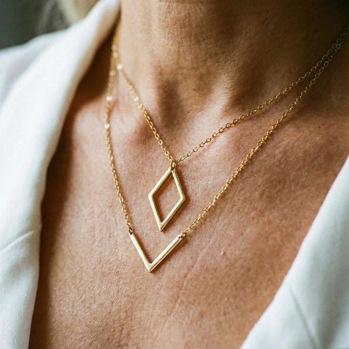 Yarabella - 幾何学的なV字型ペンダントが優雅なネックレス