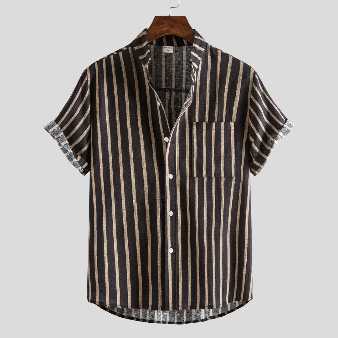 Lachlan - スタイリッシュなボタン付きTシャツ