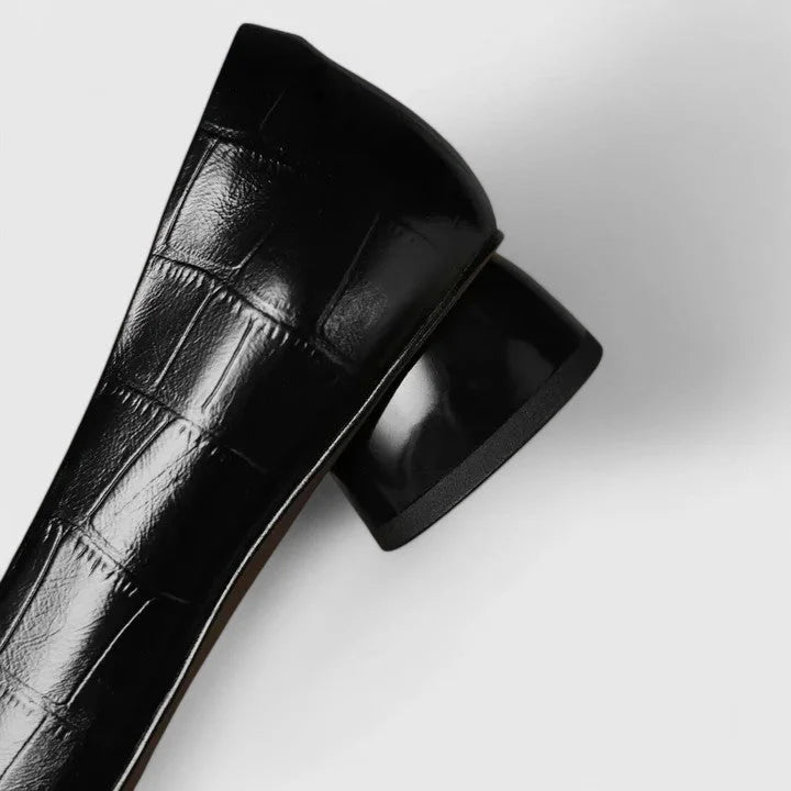 Antia - エレガントなスクエアトゥのバックルフラットシューズ（ローヒール）