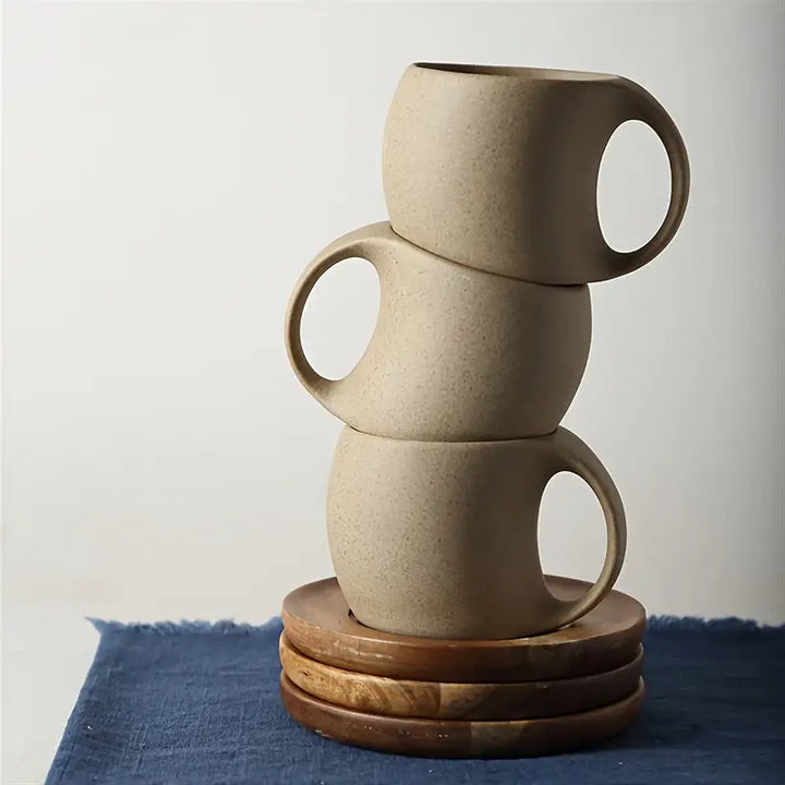 ClayHaven - 陶器のコーヒーカップと木製ソーサー