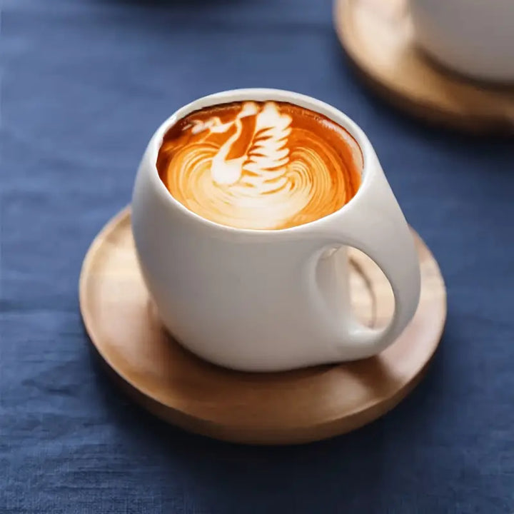 ClayHaven - 陶器のコーヒーカップと木製ソーサー