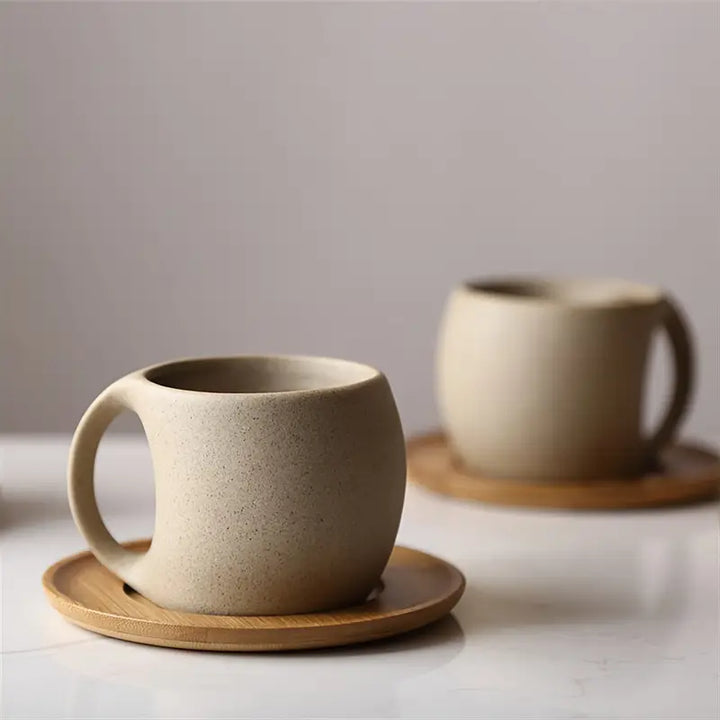 ClayHaven - 陶器のコーヒーカップと木製ソーサー