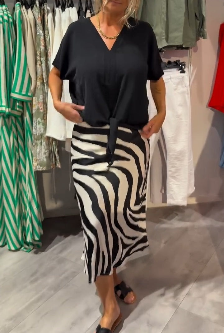 Aikaterine - カジュアルなフロントノットトップスとミディスカートのセット