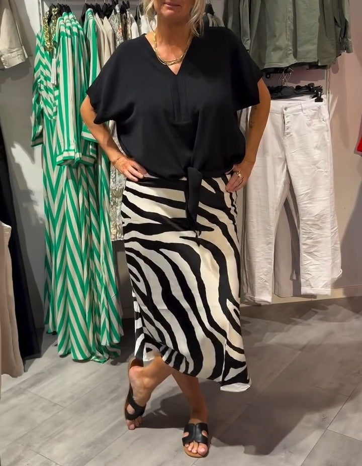 Aikaterine - カジュアルなフロントノットトップスとミディスカートのセット