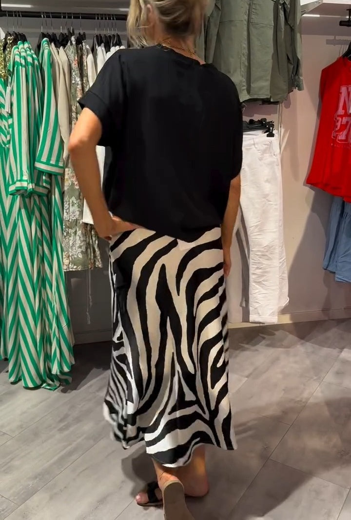 Aikaterine - カジュアルなフロントノットトップスとミディスカートのセット