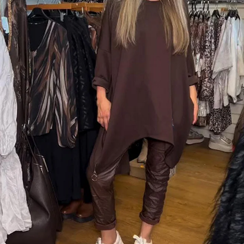 Aldona - アシンメトリートップスと無地のパンツ