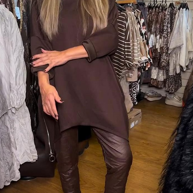 Aldona - アシンメトリートップスと無地のパンツ