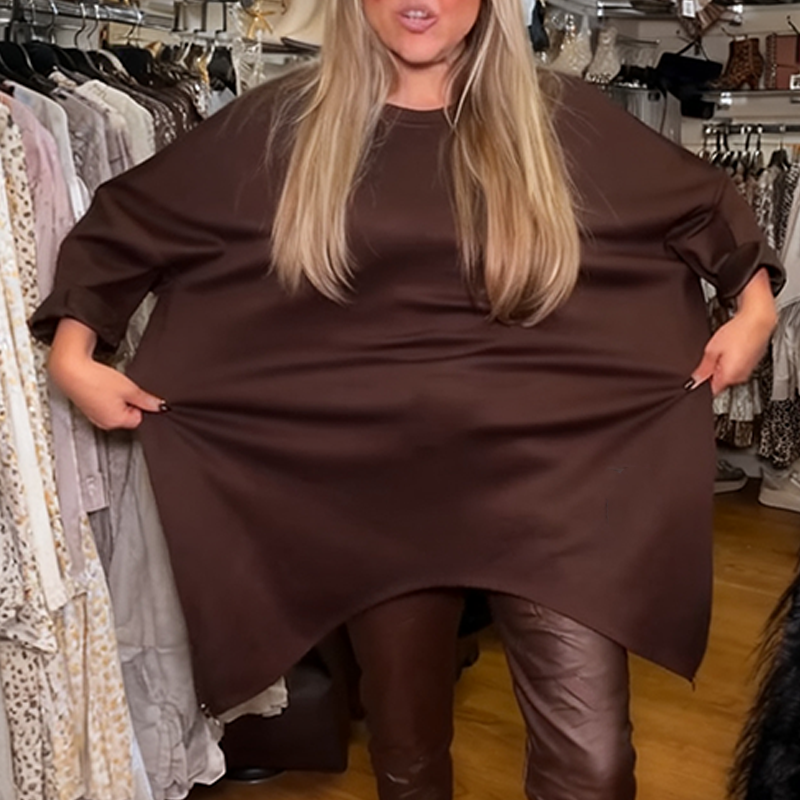 Aldona - アシンメトリートップスと無地のパンツ